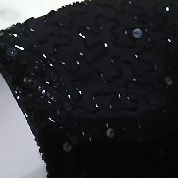 EVENING DRESS DAZZLING BEADING AND SEQUIN BACKLESS KEYHOLE OPENING IN FRONT - Picture 11 of 12